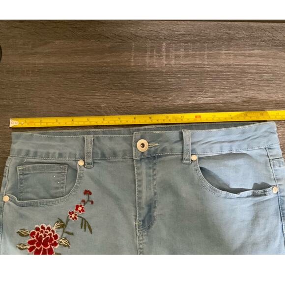 Sandpiper Petite Flowery Embroidered Shorts Size 14P - USED - Picture 4 of 10